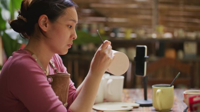 亚洲妇女工艺和艺术陶瓷杯