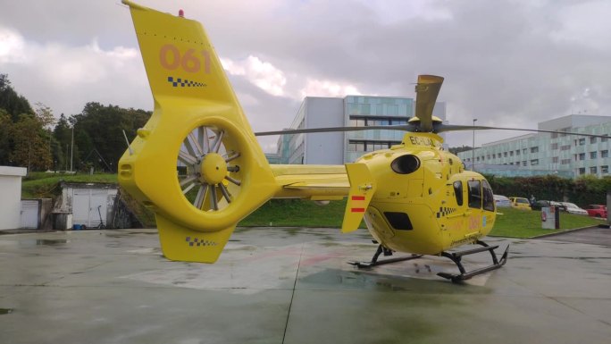 急救直升机停在公立医院大楼前的直升机场