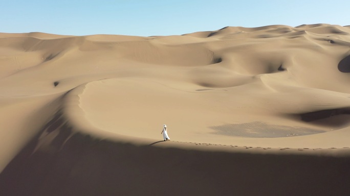 一个人在沙漠里  新疆库木塔格沙漠 航拍