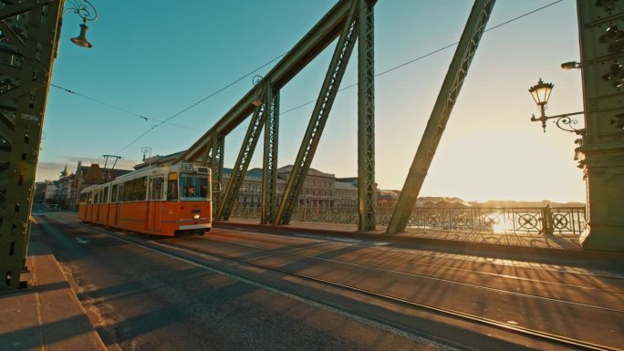 在阳光明媚的日子里，在匈牙利布达佩斯，有轨电车在自由桥上移动的手持镜头