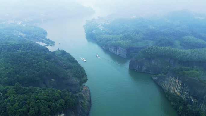 江面雾水面起雾，郴州高椅岭景色，江面游艇