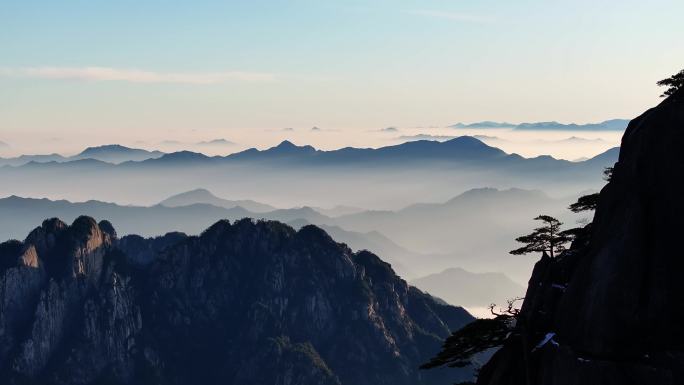 黄山天都峰日出早晨丁达尔千里江山图水墨画