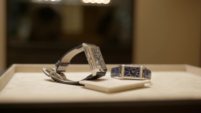 收藏优雅奢华皮带Jaeger Le Coultre精品店柜台上展示的腕表