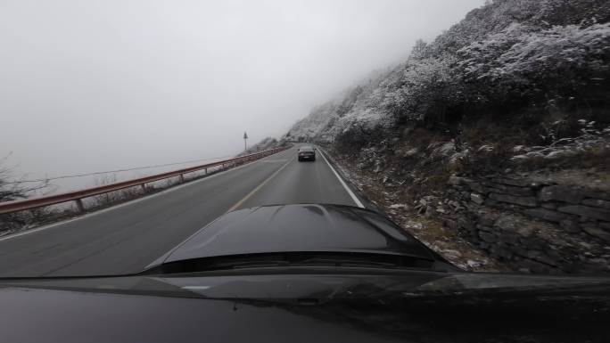 车辆行驶在盘山路冰雪路面川西自驾游