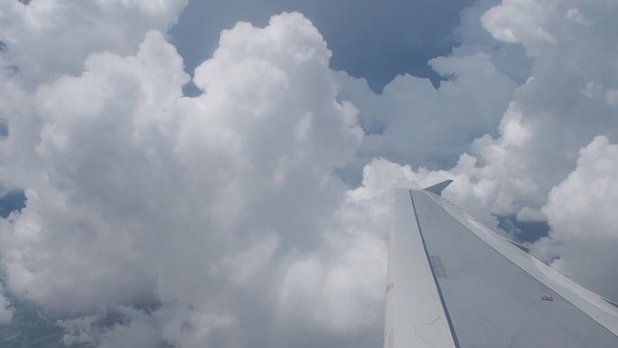 蓝天上的云，从飞机窗口看出去