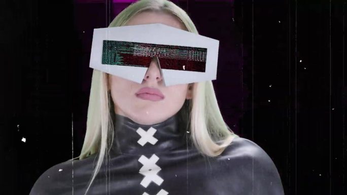 一个戴着VR头显的女人