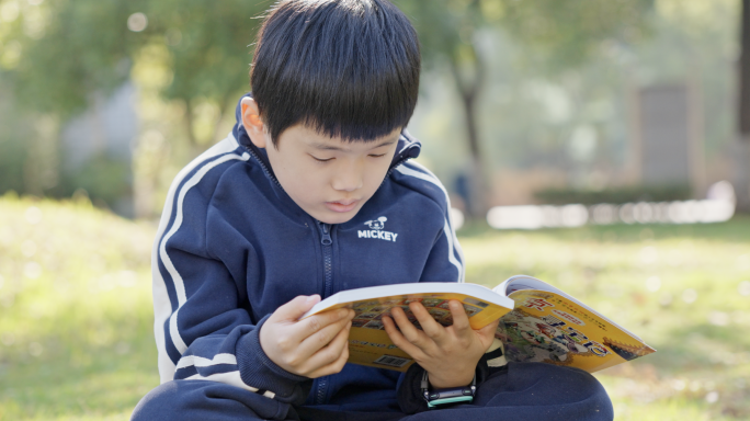 儿童户外阅读看书