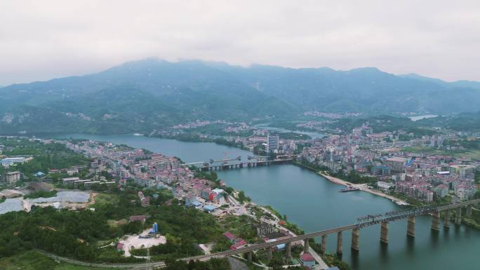 大河穿过小镇，河流绕过村落，乡村村庄农村