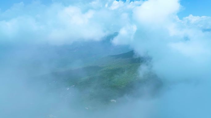 云雾缭绕的金沙江