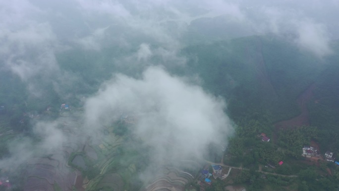 大别山信阳村庄云雾2