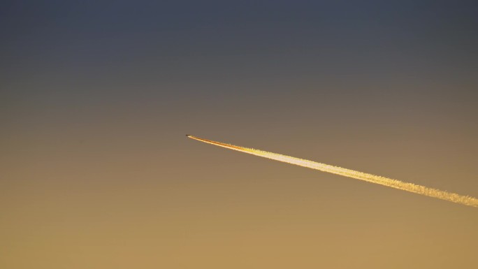 黄昏天空飞机拉线