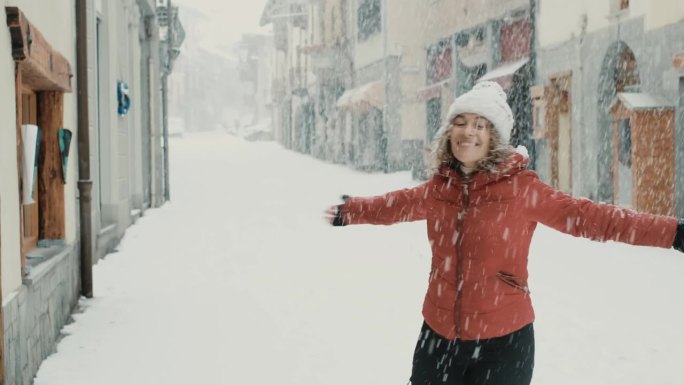 快乐的游客享受着寒假的慢动作舞蹈。并在雪下快乐转雪乡山景区旅游目的地。兴奋的女人们下了雪。户外自由