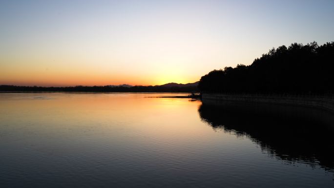颐和园昆明湖湖面夕阳晚霞