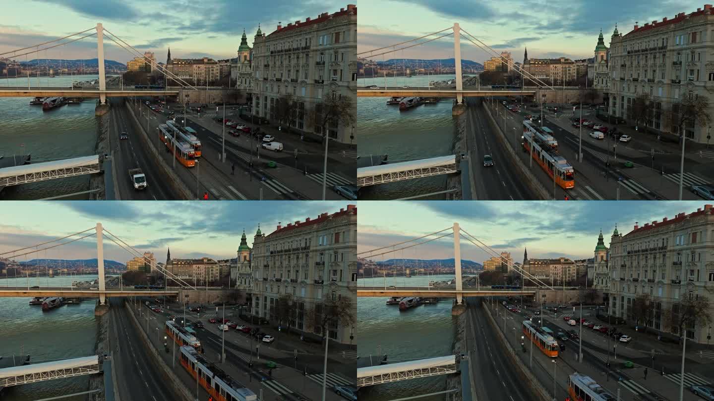 高角度无人机拍摄的有轨电车在历史建筑外的道路上由伊丽莎白桥在布达佩斯，匈牙利
