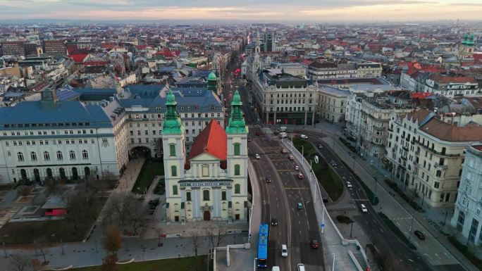 高角度无人机镜头的教区教堂在布达佩斯城市景观在匈牙利