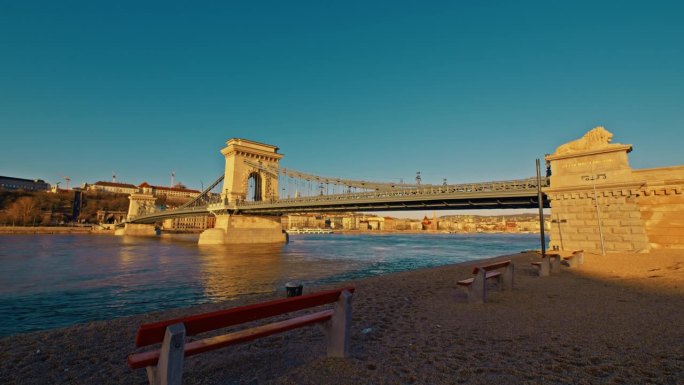 在晴朗的蓝天下，匈牙利布达佩斯sz<s:1> chenyi链桥的封锁镜头
