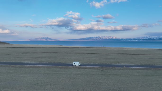4K航拍夏季C型依维柯房车在赛里木湖公路