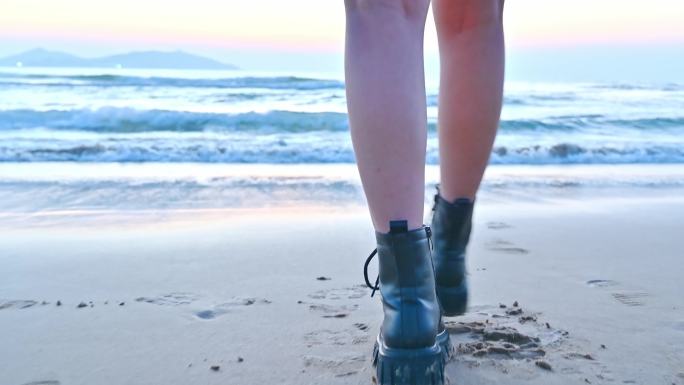 海南三亚海棠湾一漂亮女孩走向沙滩脚步特写
