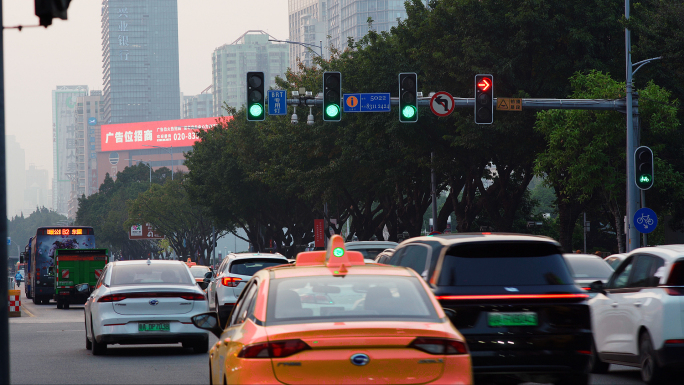广州十字路口红绿灯车流行人过马路