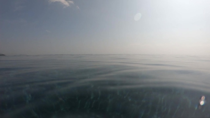 夏季室外游泳池的水波面，天空中有云的运动场景