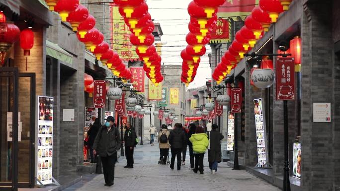 春节过年新年大街上的人们年味喜庆中国年