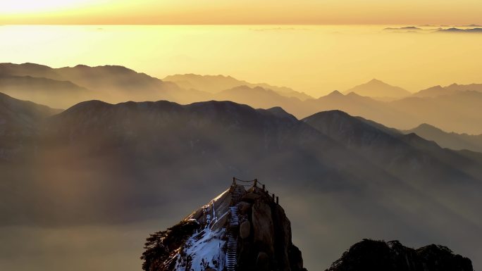 黄山天都峰日出早晨丁达尔千里江山图水墨画