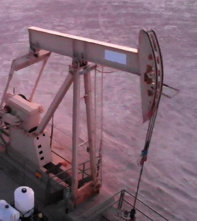 无人机拍摄的德克萨斯州西部佩科斯附近油井现场的水力压裂泵千斤顶