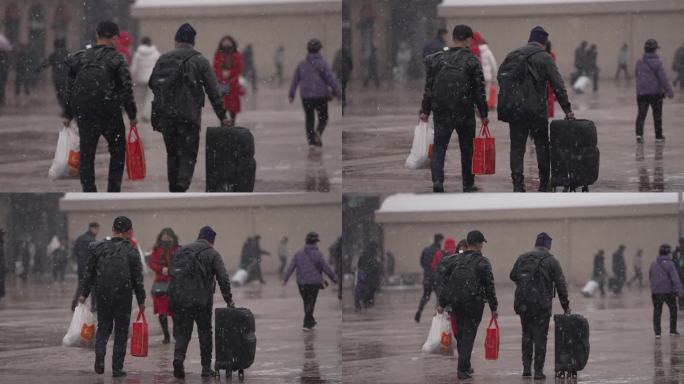 两位农民工在大雪中赶车