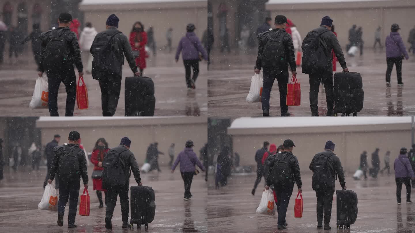 两位农民工在大雪中赶车