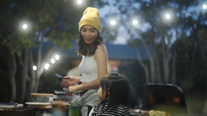 冬日里，一家人在清迈的花园里享用美食