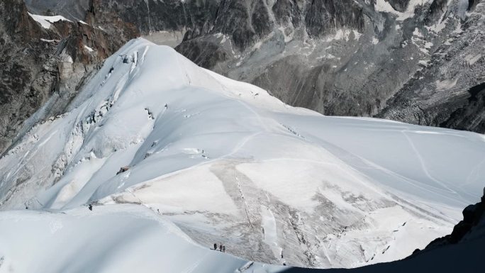 万宝龙登山、徒步团途经雪道