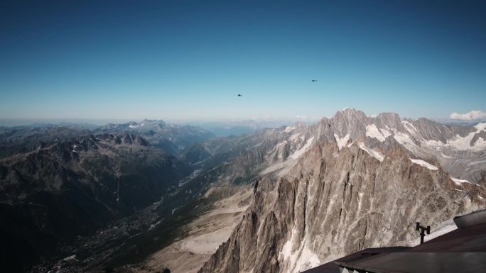 飞行救援直升机穿过山脉，从万宝龙看