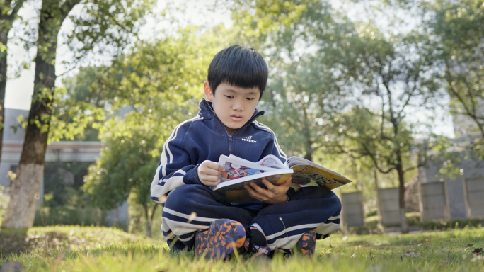 小学生校园草坪看书儿童阅读学习