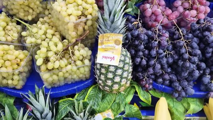 超市零售陈列的热带水果