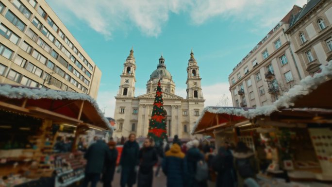 手持拍摄的圣斯蒂芬大教堂外的圣诞树和人们在匈牙利布达佩斯的市场