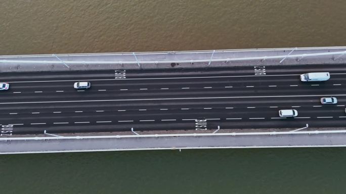 无人机拍摄的汽车在匈牙利多瑙河上的伊丽莎白桥上行驶