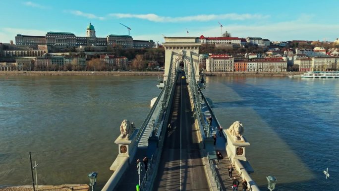 在阳光明媚的日子里，匈牙利布达佩斯多瑙河上的szenjochenyi链桥的城市景观的无人机拍摄
