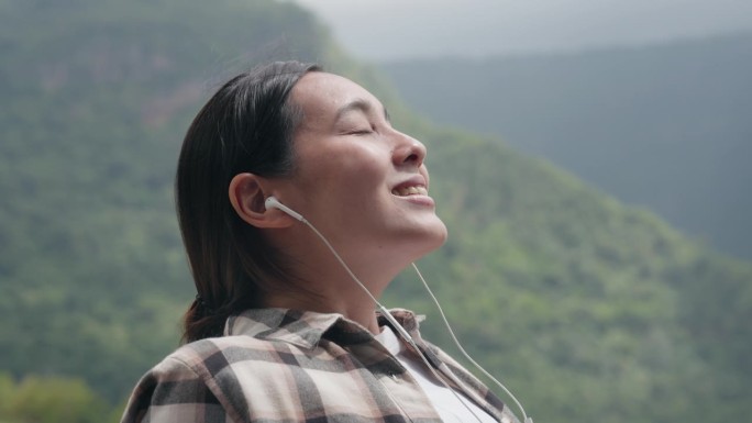 亚洲女性喜欢音乐女生听歌享受耳机耳塞大自