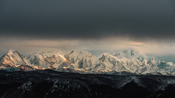 贡嘎雪山日照金山