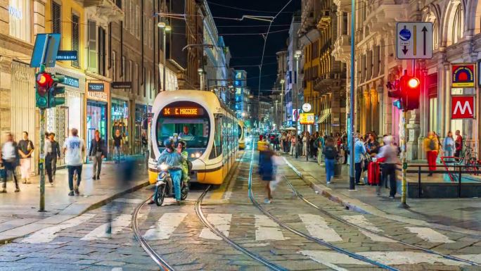 意大利米兰市区，夜间，拥挤的通勤者和游客乘坐电车的时间流逝