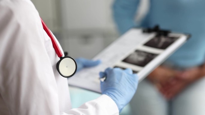 在医院里，子宫和卵巢医生拿着超声图片进行诊断和治疗