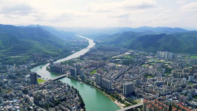 绿色江河从清远市区穿过，广东阳山城市风景