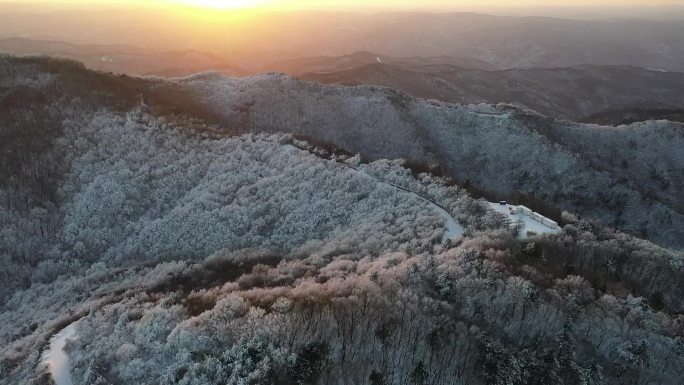 陕北冬天大山日落雾凇