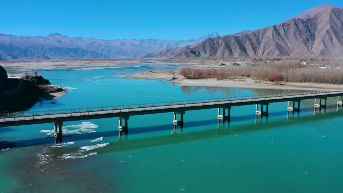 4K航拍西藏羊湖路上风景，湖水蓝天，湖1