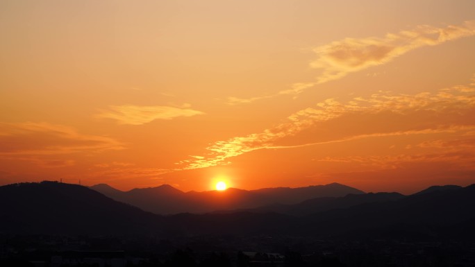 日出群山山顶天空太阳升起朝阳晨曦朝霞唯美