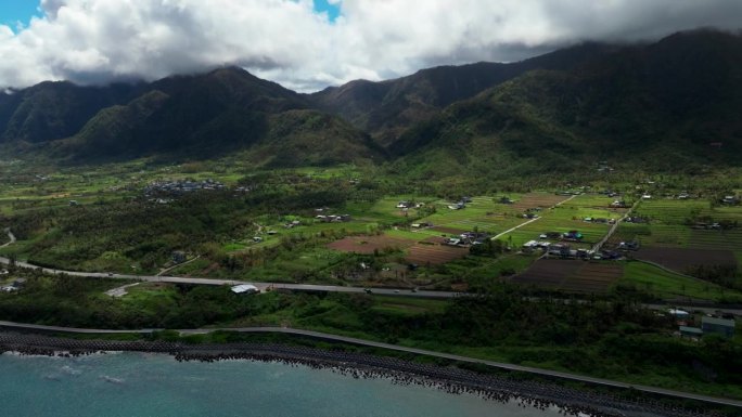 鸟瞰台湾台东美丽的海岸线和山脉。