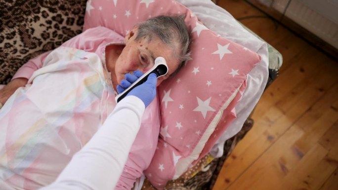 关怀护士为老年病人量体温