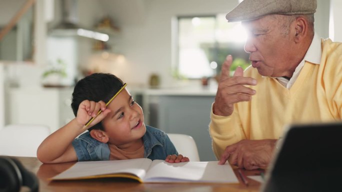 家庭作业、教育和爷爷帮助孩子学习、学习、教学和写书。知识，学校和祖父母与男孩在家里发展，成长和学习的