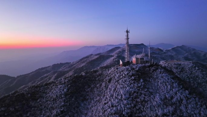 雪景山顶信号基站塔