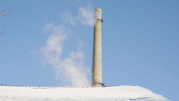 冬季屋顶积雪白烟炊烟取暖供暖